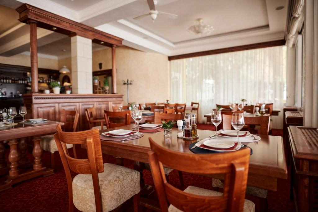 Restauracja lub miejsce do jedzenia w obiekcie Hotel Villa Schubert