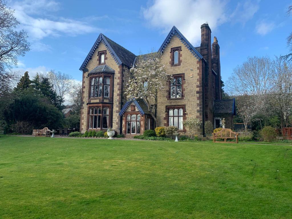 duży ceglany dom z dużym trawnikiem w obiekcie Lonsdale Villa Retreat w mieście Penrith