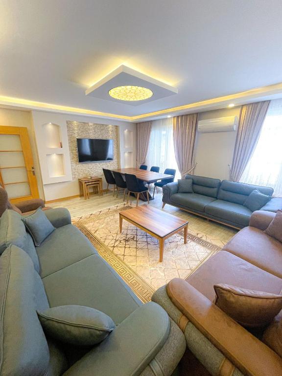 sala de estar con sofá y mesa en Super value, en Estambul