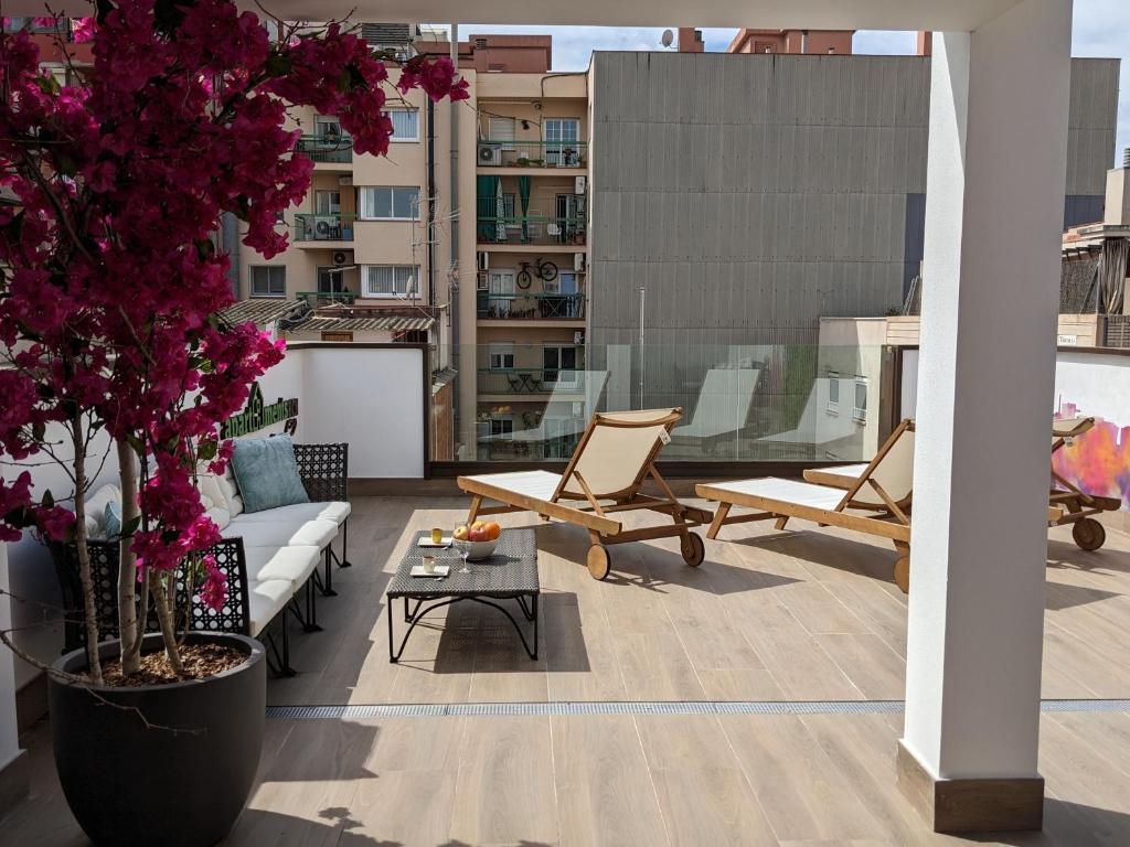a living room with a couch and chairs on a roof at WEFLATING Fira in Hospitalet de Llobregat