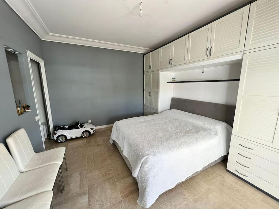 ein Schlafzimmer mit einem Bett und einem weißen Auto darin in der Unterkunft Cozy flat on the Cote d'Azur in Villeneuve-Loubet