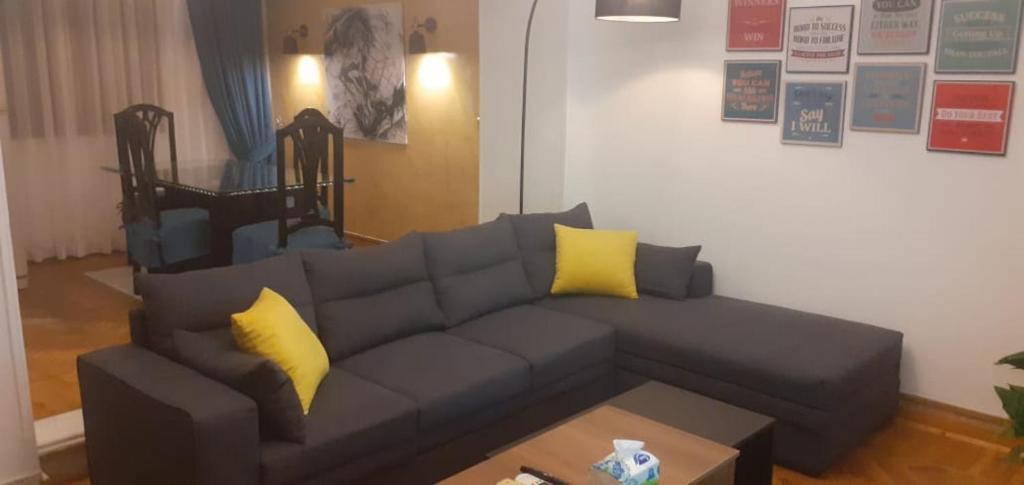 - un salon avec un canapé et 2 oreillers jaunes dans l'établissement Nile view,2 bed rooms apartment., au Caire