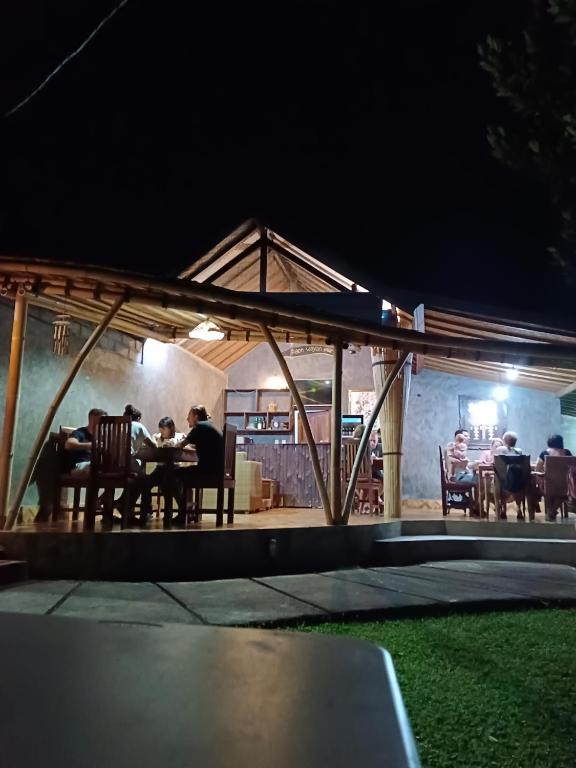 Restaurace v ubytování Menjangan View
