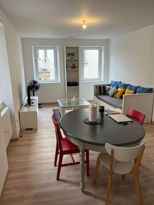 un salon avec une table, des chaises et un canapé dans l'établissement Duplex refait neuf 80m2 centre ville - 6 couchages, à Belley