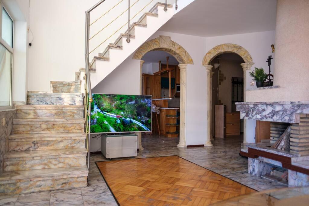Mesonet 2BR Apartment with River View Center