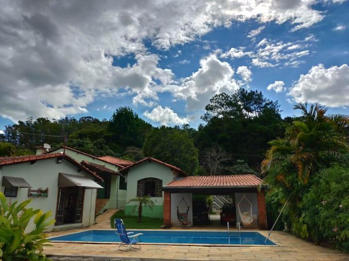 una casa con piscina frente a ella en RECANTO MONTE ALEGRE, en Monte Alegre do Sul