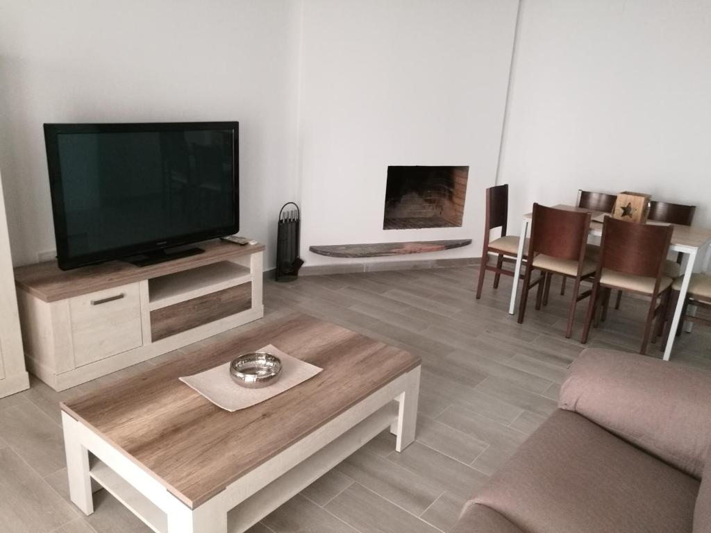 a living room with a television and a coffee table at Apartamento céntrico en Palamós in Palamós
