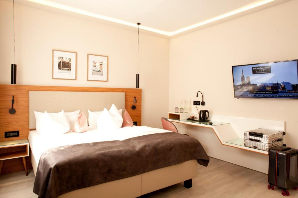 Postel nebo postele na pokoji v ubytování Hotel Schweriner Hof