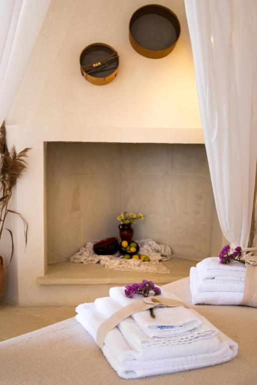 a room with two white towels on a bed at Masseria Rauccio in Torre dell'Orso