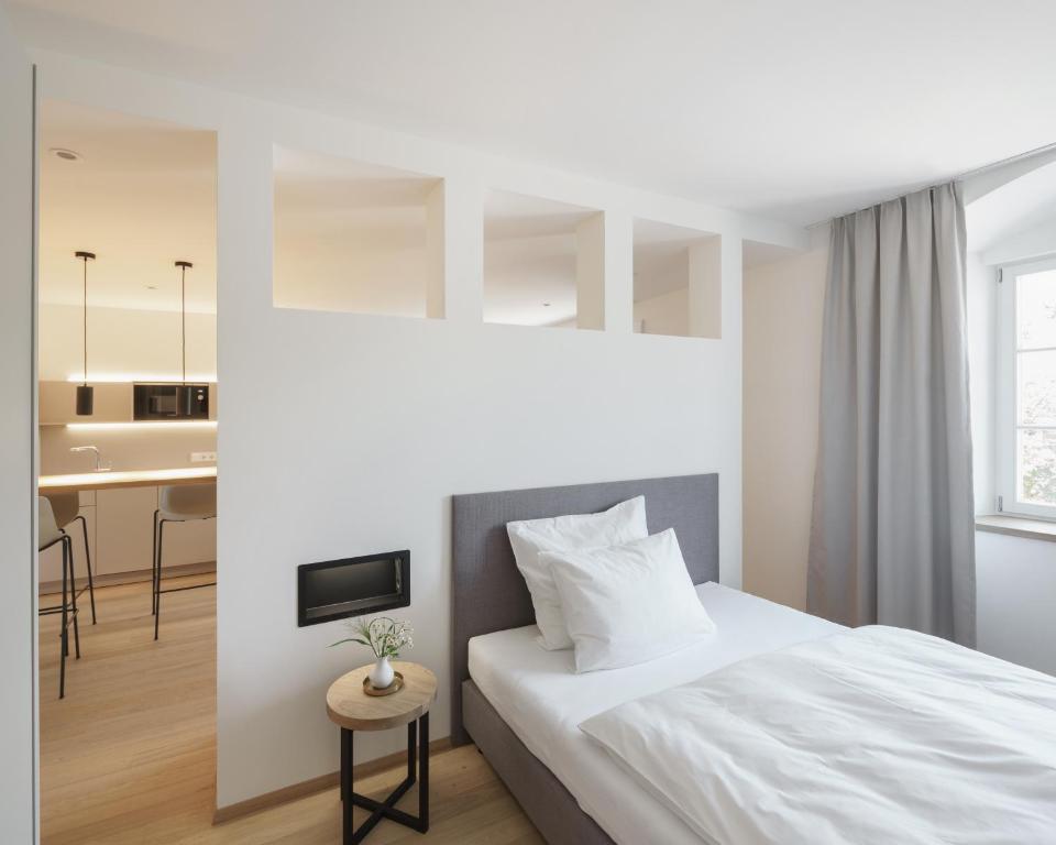 a hotel room with a bed and a kitchen at Küchlinhaus in Memmingen