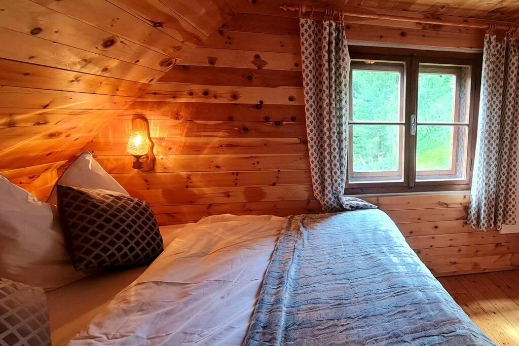 Un pat sau paturi &icirc;ntr-o camer&#x103; la Idyllische Zirbenholz Alpin Huette