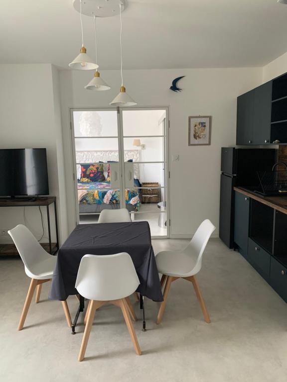 TV a/nebo společenská místnost v ubytování L ATELIER