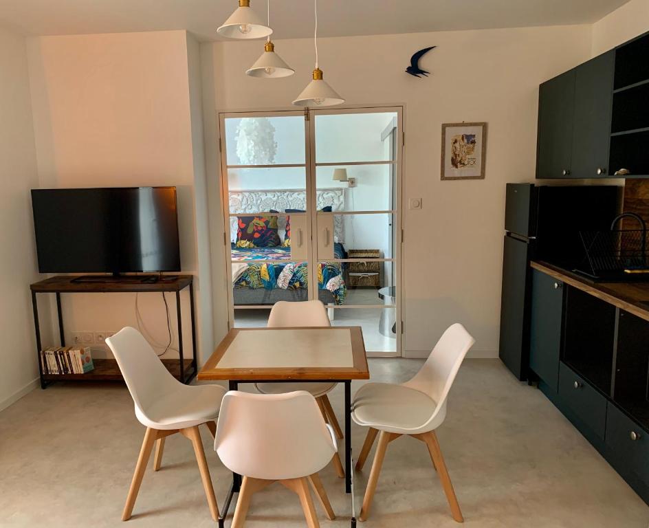 TV a/nebo společenská místnost v ubytování L ATELIER