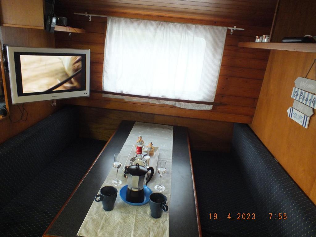 TV a/nebo společenská místnost v ubytování Zouw Hausboat Zakotven -pouze ubytovaní