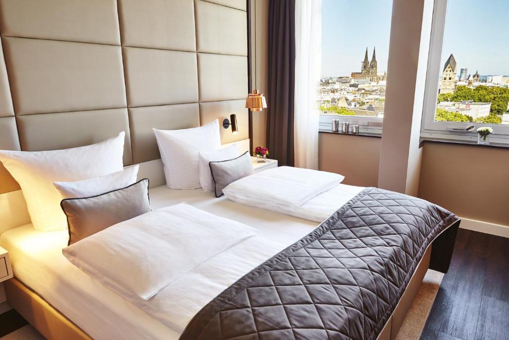 Postel nebo postele na pokoji v ubytování Steigenberger Hotel Köln