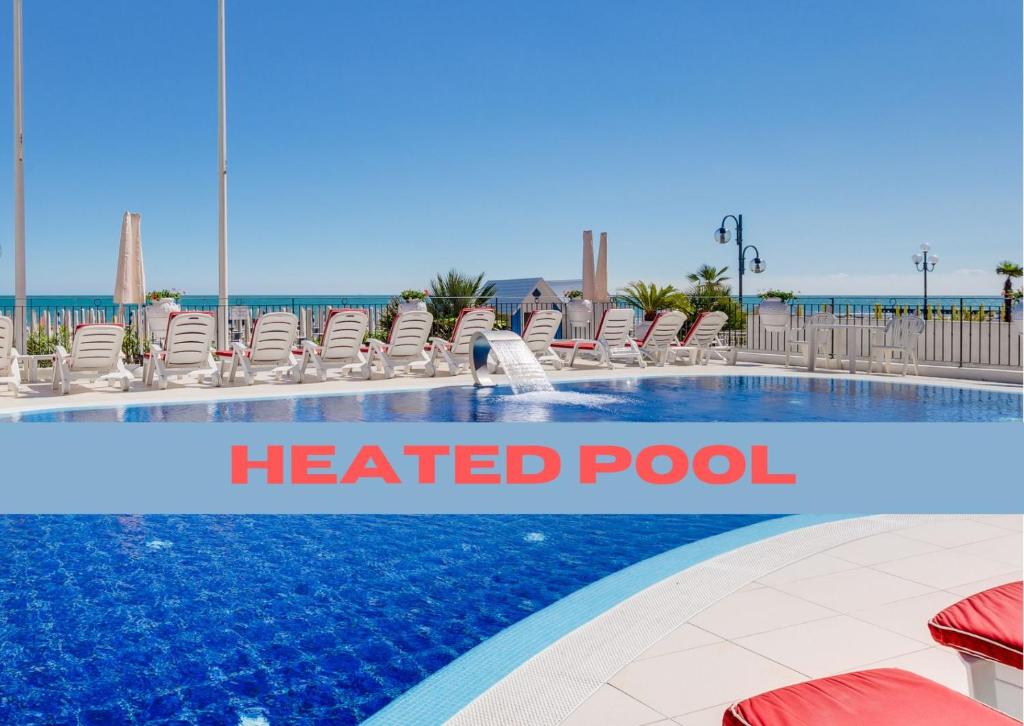 una piscina climatizada con sillas y las palabras piscina climatizada en Hotel Manila, en Lido di Jesolo