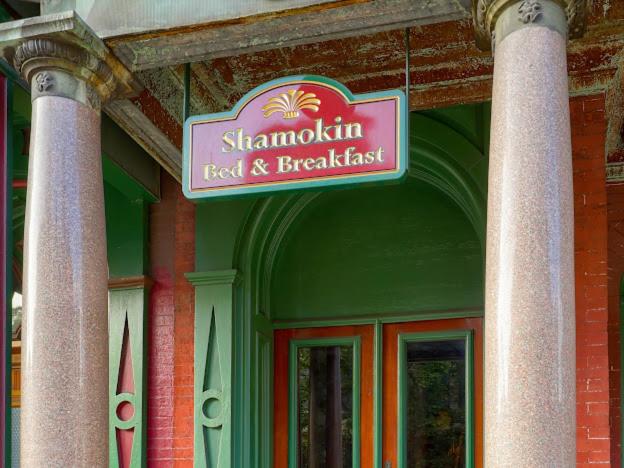 una señal en el lateral de un edificio en Shamokin Bed and Breakfast, en Shamokin