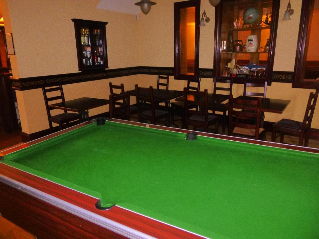 Biliár nebo kulečník v ubytování Achill Sound Hotel - Ostan Ghob A'Choire