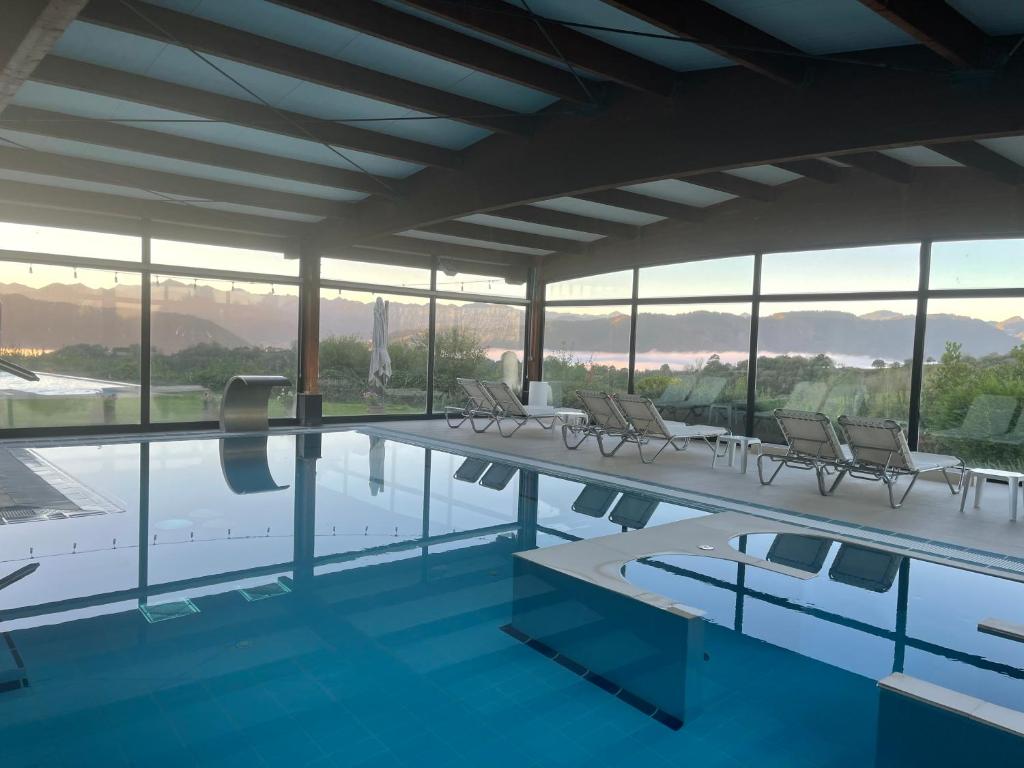 Bazén v ubytování Hosteria de Torazo Nature Hotel & Spa nebo v jeho okolí
