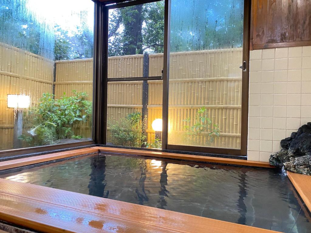 Bazén v ubytování Hanamizuki Onsen Resort nebo v jeho okolí