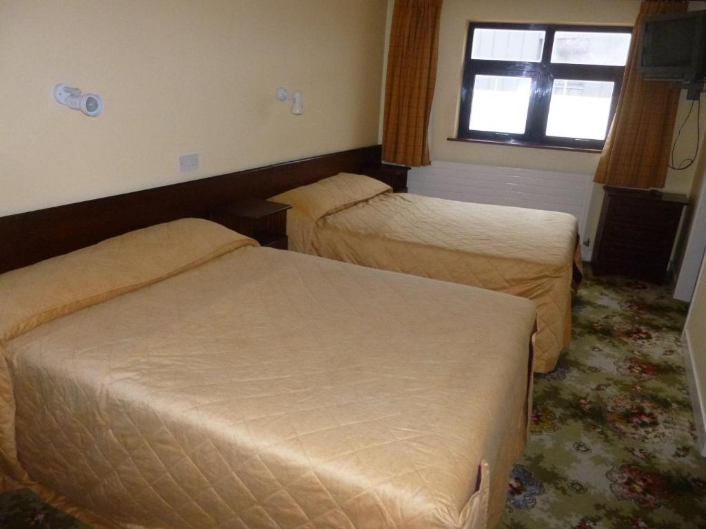 Postel nebo postele na pokoji v ubytování Achill Sound Hotel - Ostan Ghob A'Choire