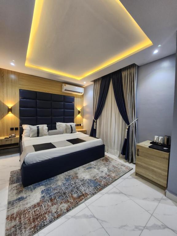 Säng eller sängar i ett rum på Atlantic Palms Suites