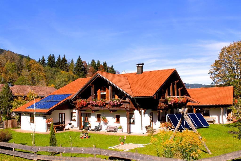 una casa con techo naranja y patio en Landhaus Alpenstern, 