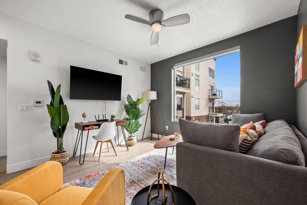uma sala de estar com um sofá e uma televisão em Urban Oasis in the Center of SLC em Salt Lake City