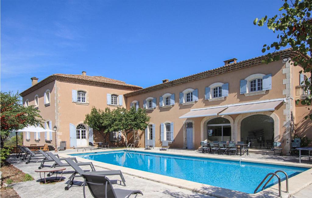Πισίνα στο ή κοντά στο 7 Bedroom Nice Home In Apt