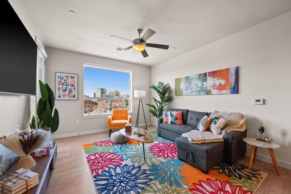 ein Wohnzimmer mit einem Sofa und einem Deckenventilator in der Unterkunft Downtown Walking Oasis with King BD and City View in Salt Lake City
