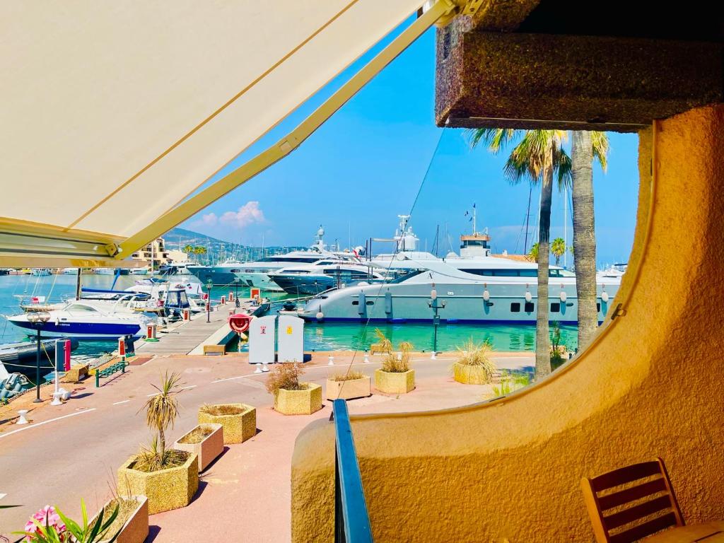 einen Balkon mit Blick auf einen Yachthafen mit Booten in der Unterkunft MarinesAppartement-Yachts view, 100m Beach, Fiber Wifi High speed in Saint-Tropez