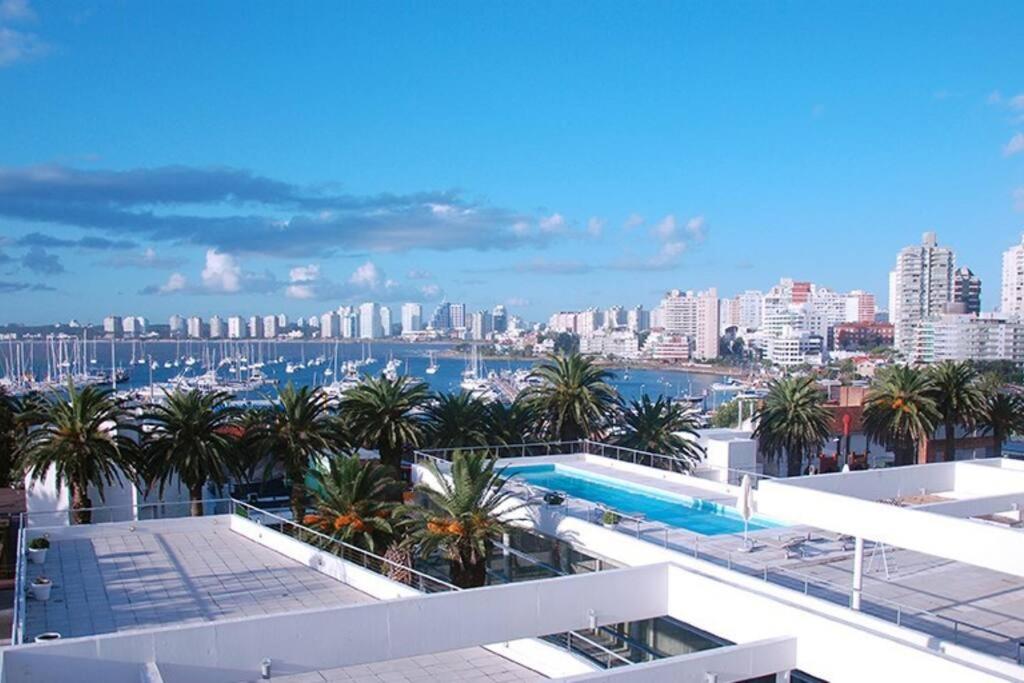 vista para a cidade a partir de um edifício com piscina em MODERNO, COMODO & MEJOR UBICADO vive Punta Día & Noche!! em Punta del Este