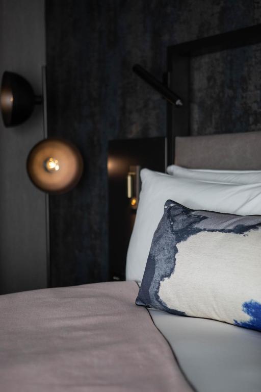 Montcalm East, Autograph Collection - Resim 11