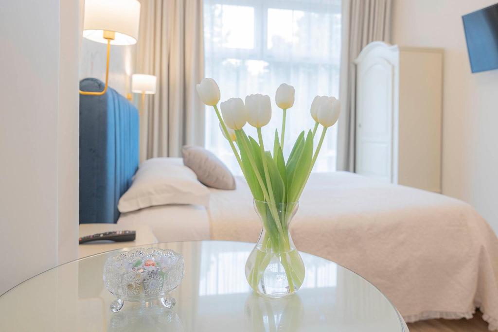 CRYS: Rooms, Holiday, Business - 10