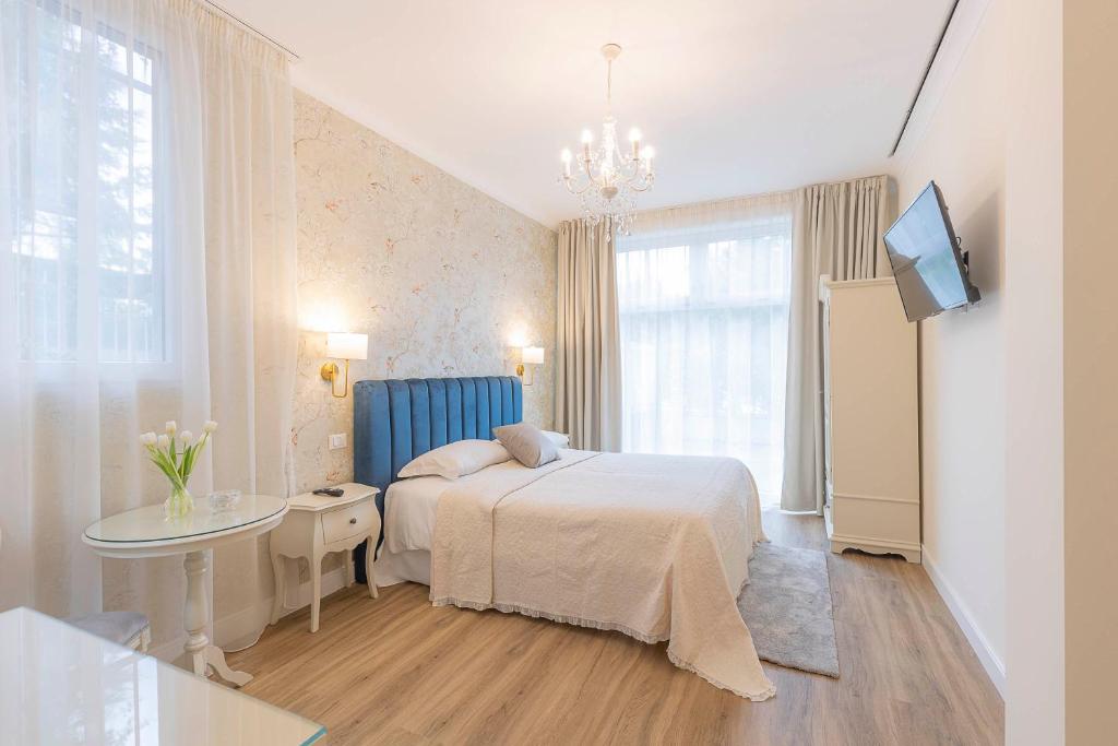 CRYS: Rooms, Holiday, Business - 15