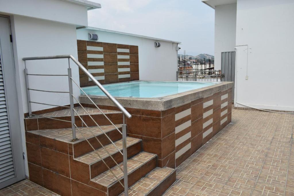 a swimming pool on the roof of a building at Apartamento amoblado en excelente ubicación in Cúcuta