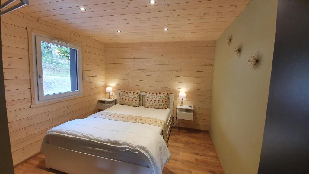 Posteľ alebo postele v izbe v ubytovaní CHALET LES PRIMEVÈRES 4 Étoiles