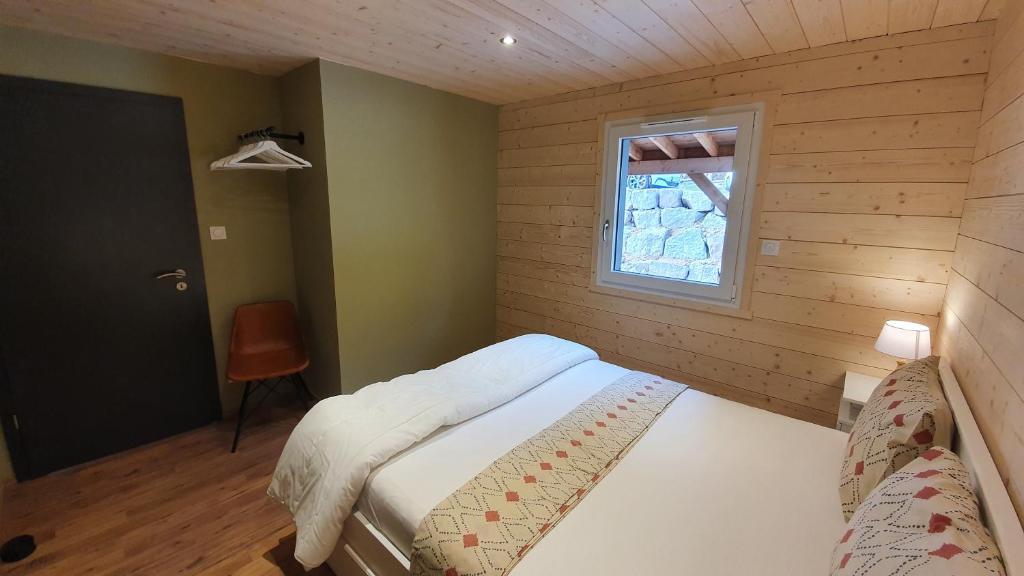 Posteľ alebo postele v izbe v ubytovaní CHALET LES PRIMEVÈRES 4 Étoiles