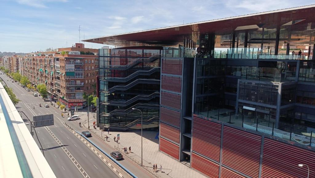 un grand bâtiment dans une rue à côté d'une route dans l'établissement HOSTAL LA ESTACION TERRAZAS, à Madrid