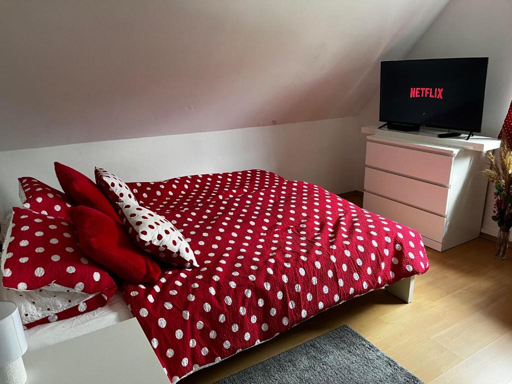 Łóżko lub łóżka w pokoju w obiekcie PöttyösOtthon Vendégház