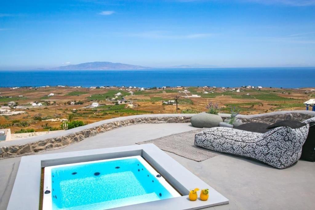 - une piscine installée au-dessus d'une maison dans l'établissement Luxury Santorini Villa Villa Elysian Dyo Private Hot Tub Air Conditioning 1 Bedroom Oia, à Foinikiá