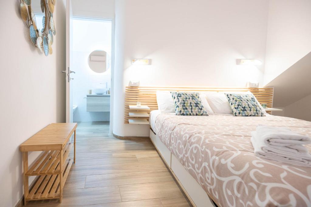 una camera bianca con letto e tavolo di Light Garden a Taormina