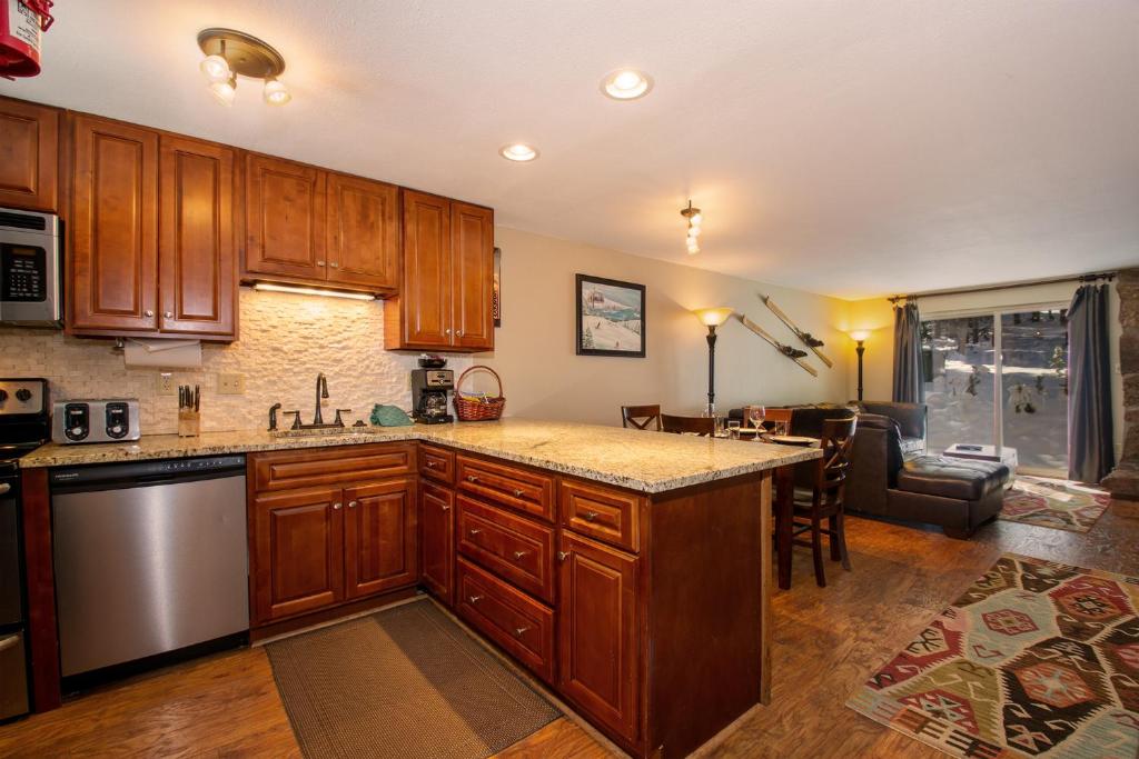 Kuchyň nebo kuchyňský kout v ubytování Beaver Village Unit #0211