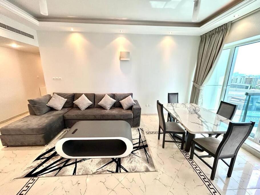 Fotografie z fotogalerie ubytování Brand New Marina Opal Huge 1BR v Dubaji