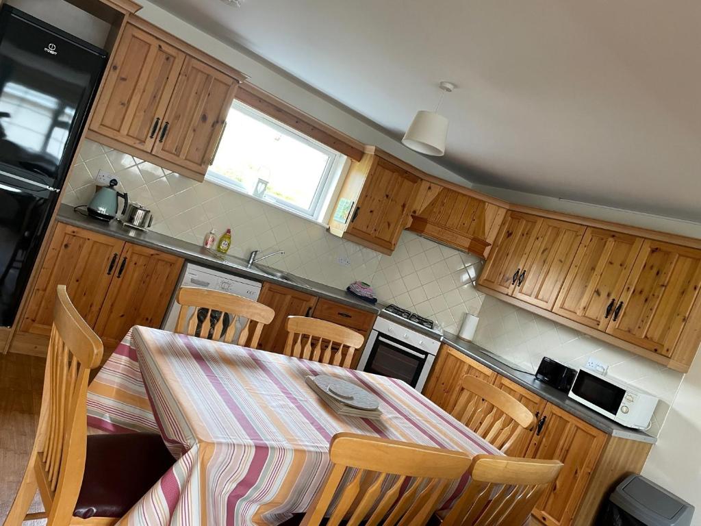 a kitchen with a table and chairs and a window at Hillside House - Ringfort in Ballinamuck