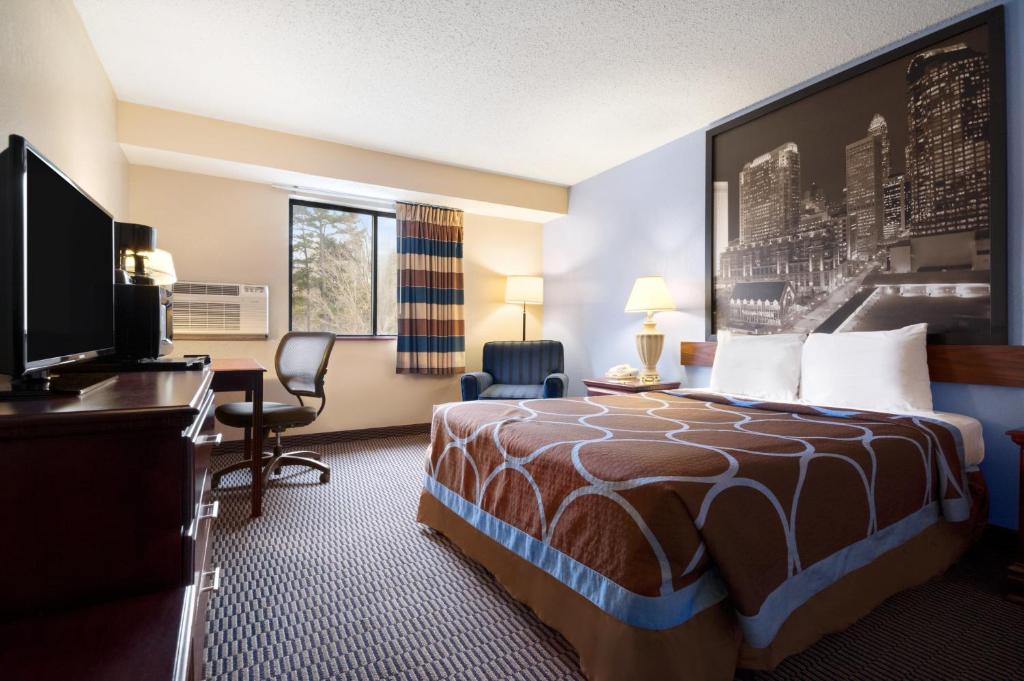 Super 8 by Wyndham Charlotte University - Standard King Room - Smoking