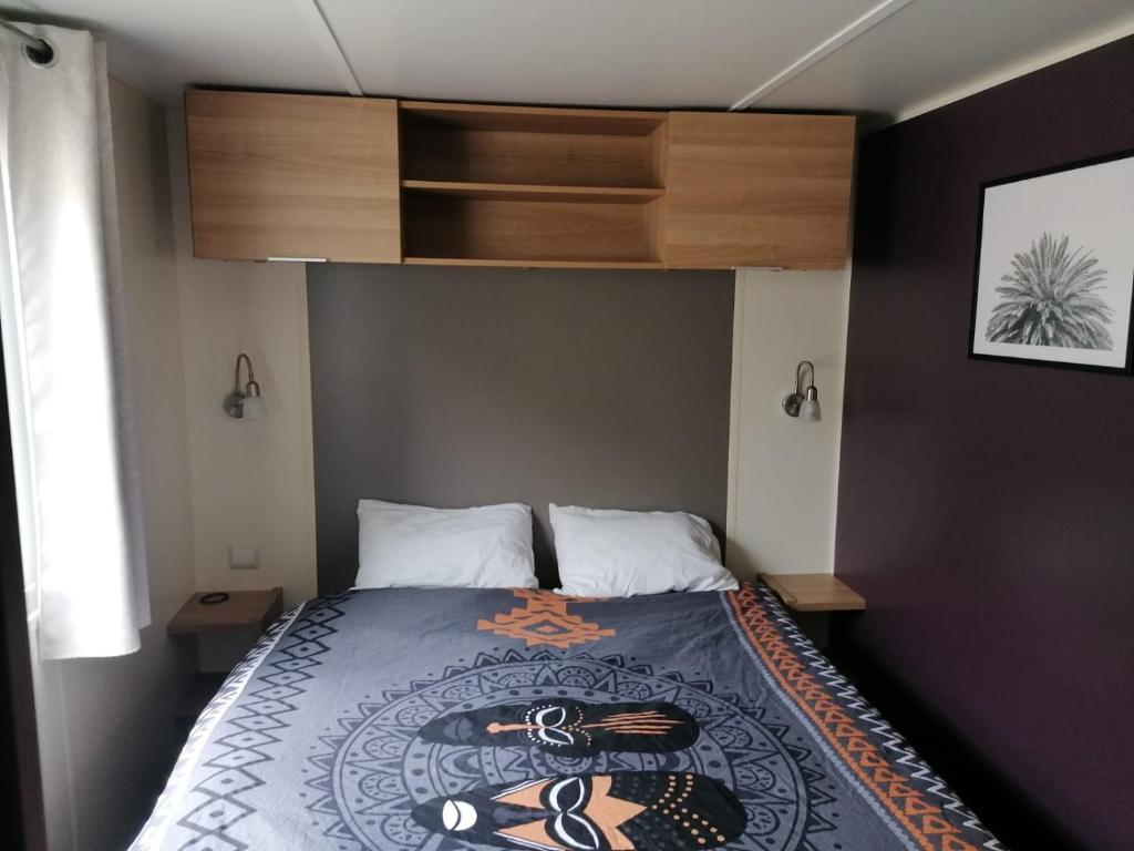 Posteľ alebo postele v izbe v ubytovaní Mobil Home St Jean De Monts A166