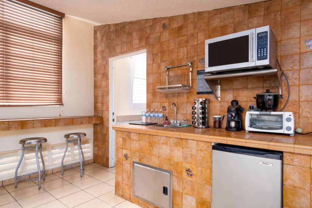 Kuchyň nebo kuchyňský kout v ubytování Casamares Private Room Solario with Pool and Barbecue 5 min to Boqueron and Beaches