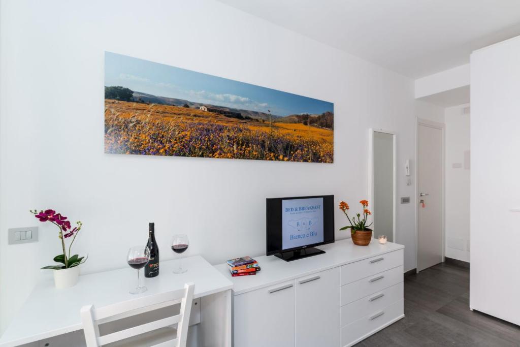 TV a/nebo společenská místnost v ubytování B&B Bianco E Blu