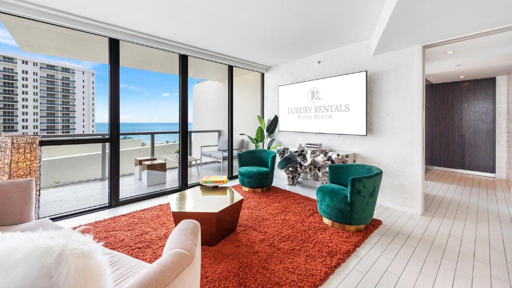uma sala de estar com vista para o oceano em Private Residence at W South Beach -811 em Miami Beach